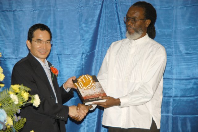 mrkevinobrienchangbeingpresentedwithagiftfromthenationallibraryofjamaica.jpg