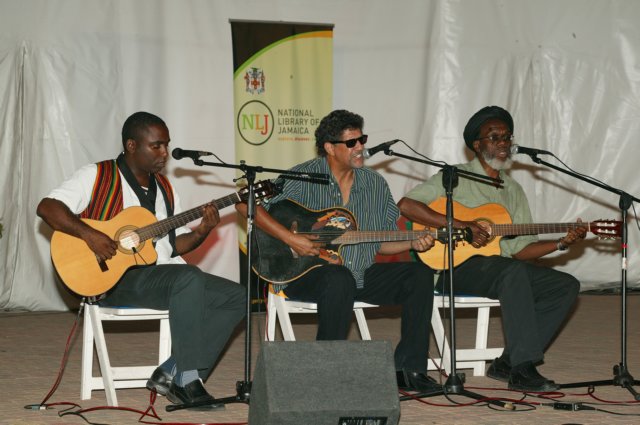 thecalabashacousticensembleofseretsesmallwaynearmondstevegoldingmakesmusicfortheaudience.jpg